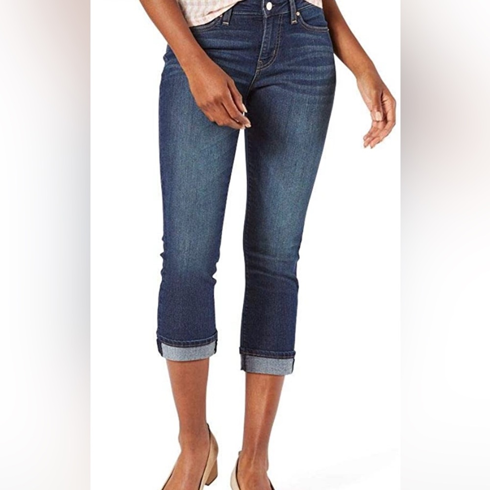 Signature by Levi Strauss & Co.™ Women's Mid Rise Capri Jeans Size 12.   NOT NWT